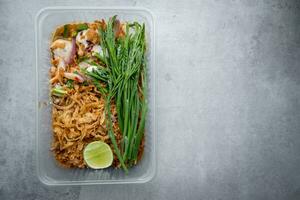 Huîtres épicé salade, Huîtres avec herbes dans boîte photo