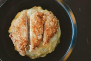 crémeux omelette et fromage des endroits avec frit porc photo