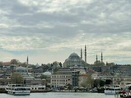 17 de avril 2023 - Istanbul, dinde - paysage urbain et bleu mosquée photo