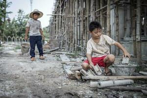 les enfants pauvres sont forcés de travailler dans la construction, la violence des enfants et le concept de traite, la lutte contre le travail des enfants, la journée des droits le 10 décembre. photo