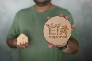 homme en portant eia approbation ou environnement impact évaluation photo