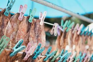 séché calamar pendaison sur rail pour vendre. Thaïlande rue nourriture photo