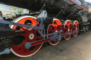 mécanique roues de une transport vapeur locomotive sur rails photo