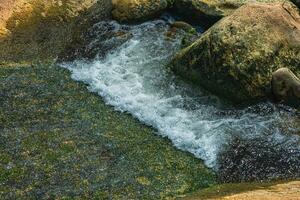 Oriental fossés pour irrigation de vert zones dans le ville. photo