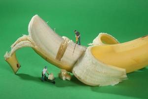travailleurs de la construction dans l'imagerie alimentaire conceptuelle avec banane photo