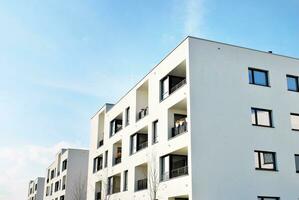 moderne et Nouveau appartement bâtiment. à plusieurs étages, moderne, Nouveau et élégant vivant bloquer de appartements. photo