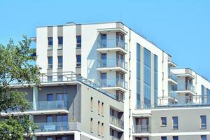 moderne et Nouveau appartement bâtiment. à plusieurs étages, moderne, Nouveau et élégant vivant bloquer de appartements. photo