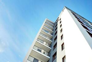 moderne et Nouveau appartement bâtiment. à plusieurs étages, moderne, Nouveau et élégant vivant bloquer de appartements. photo