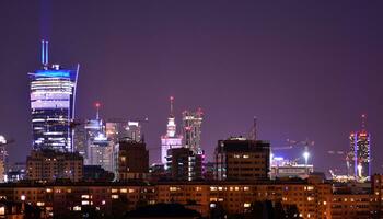 vue de à nuit verre bâtiments et moderne affaires grattes ciels,. vue de moderne grattes ciels et affaires bâtiments dans centre ville. gros ville à nuit. photo