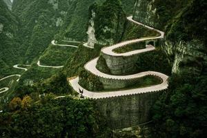 route du parc forestier national de zhangjiajie sortant des 99 virages photo