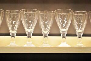 cristal du vin des lunettes sur le table photo