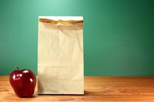 sac à lunch scolaire assis sur le bureau de l'enseignant photo