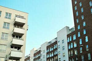 immeuble d'appartements moderne et luxueux. photo