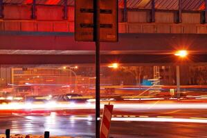 itinérant voiture avec brouiller lumière par ville à nuit photo