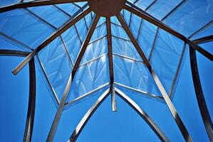moderne bâtiment verre toit métal Cadre construction. métal structure justificatif verre toit. photo