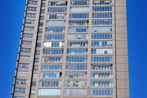 immeuble d'appartements moderne et luxueux. photo