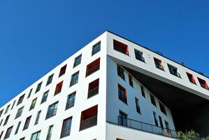 immeuble d'appartements moderne et luxueux. photo