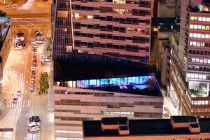 vue de à nuit verre bâtiments et moderne affaires grattes ciels. vue de moderne grattes ciels et affaires bâtiments dans centre ville. gros ville à nuit. photo