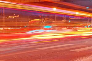 itinérant voiture avec brouiller lumière par ville à nuit photo