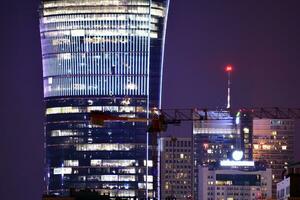 vue de à nuit verre bâtiments et moderne affaires grattes ciels,. vue de moderne grattes ciels et affaires bâtiments dans centre ville. gros ville à nuit. photo