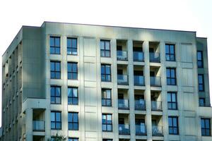 moderne et Nouveau appartement bâtiment. à plusieurs étages, moderne, Nouveau et élégant vivant bloquer de appartements. photo