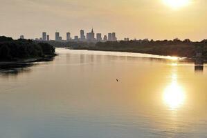 rivière dans le ville dans à coloré le coucher du soleil dans le Contexte photo