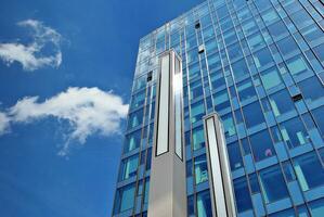 verre bâtiment avec transparent façade de le bâtiment et bleu ciel. de construction verre mur reflétant bleu ciel. photo