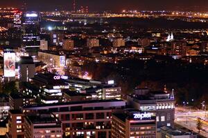 vue de à nuit verre bâtiments et moderne affaires grattes ciels. vue de moderne grattes ciels et affaires bâtiments dans centre ville. gros ville à nuit. photo