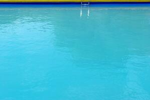 eau déchirée bleue dans la piscine photo