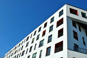 immeuble d'appartements moderne et luxueux. photo