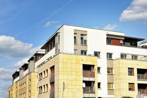 moderne et Nouveau appartement bâtiment. à plusieurs étages, moderne, Nouveau et élégant vivant bloquer de appartements. photo