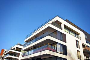 moderne et Nouveau appartement bâtiment. à plusieurs étages, moderne, Nouveau et élégant vivant bloquer de appartements. photo