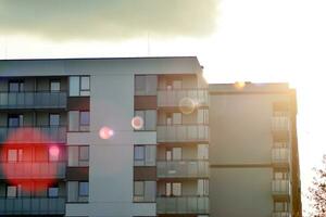 immeuble d'appartements moderne et luxueux. photo