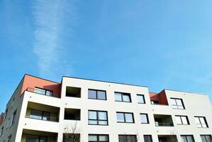 moderne et Nouveau appartement bâtiment. à plusieurs étages, moderne, Nouveau et élégant vivant bloquer de appartements. photo