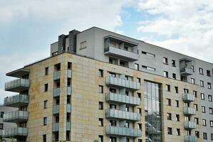 moderne et Nouveau appartement bâtiment. à plusieurs étages, moderne, Nouveau et élégant vivant bloquer de appartements. photo