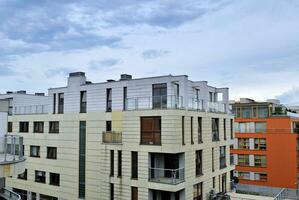 moderne et Nouveau appartement bâtiment. à plusieurs étages, moderne, Nouveau et élégant vivant bloquer de appartements. photo