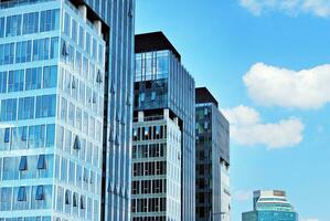 verre bâtiment avec transparent façade de le bâtiment et bleu ciel. de construction verre mur reflétant bleu ciel. photo