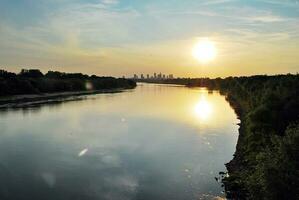 rivière dans le ville dans à coloré le coucher du soleil dans le Contexte photo