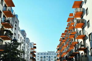 moderne luxe Résidentiel plat. moderne appartement bâtiment sur une ensoleillé journée. blanc appartement bâtiment avec une bleu ciel. façade de une moderne appartement bâtiment. photo