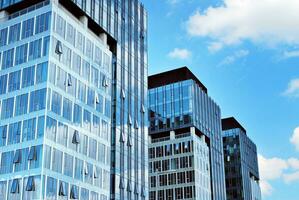 verre bâtiment avec transparent façade de le bâtiment et bleu ciel. de construction verre mur reflétant bleu ciel. photo