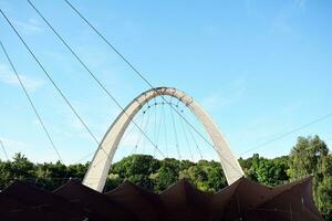 passerelle cambre avec bleu ciel photo