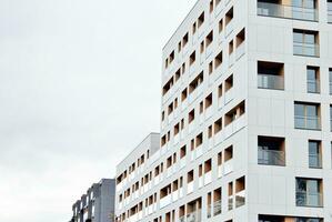 moderne et Nouveau appartement bâtiment. à plusieurs étages, moderne, Nouveau et élégant vivant bloquer de appartements. photo