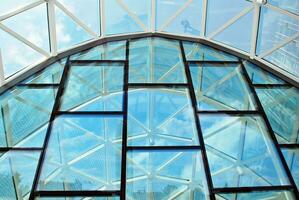 verre bâtiment avec transparent façade de le bâtiment et bleu ciel. de construction verre mur reflétant bleu ciel. photo