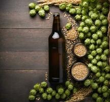 Bière bouteille avec saut cônes et grain sur en bois Contexte. Haut vue photo