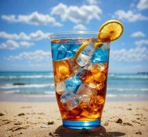 ai généré du froid rafraîchissant boisson avec citron et la glace sur le plage. été vacances concept photo