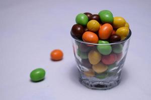 collation sucrée, bonbons colorés sur fond blanc photo