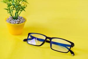 Photo gros plan de lunettes cool sur fond jaune