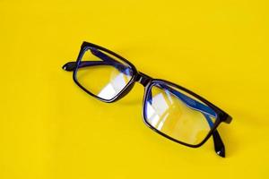 Photo gros plan de lunettes cool sur fond jaune