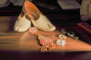 Indien du marié traditionnel mariage bijoux et des chaussures proche en haut photo