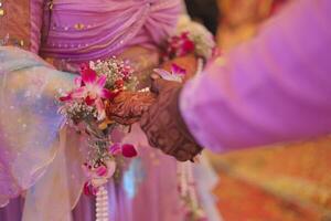 Indien mariage Candide photo de jeune marié et la mariée en portant main